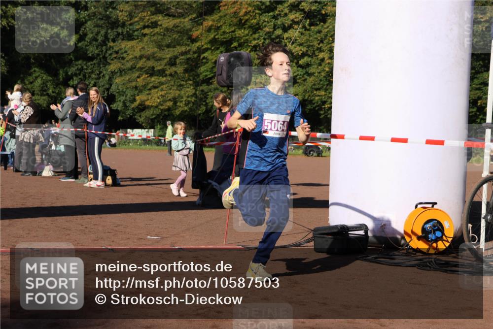 27.09.2026 - 35. Volkslauf durch das schöne Alstertal Strokosch-Dieckow http://msf.ph/oto/10587503 27.09.2026 10:44:25 Ziel 5064, 5064 meine-sportfotos.de