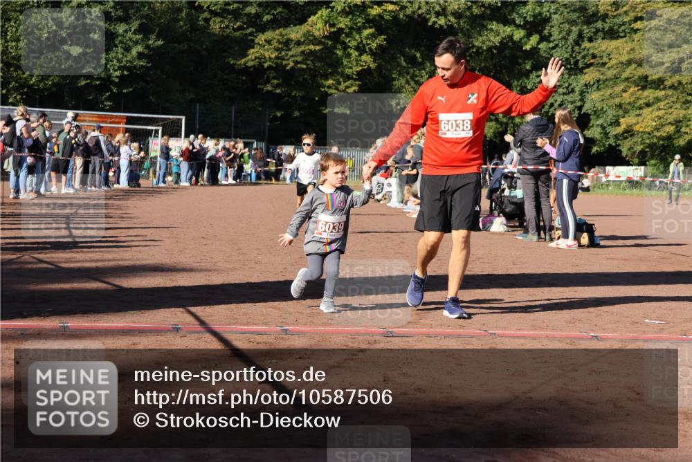27.09.2026 - 35. Volkslauf durch das schöne Alstertal Strokosch-Dieckow http://msf.ph/oto/10587506 27.09.2026 10:44:32 Ziel 5005, 6039, 6038, 5003, 5005, 5032 meine-sportfotos.de