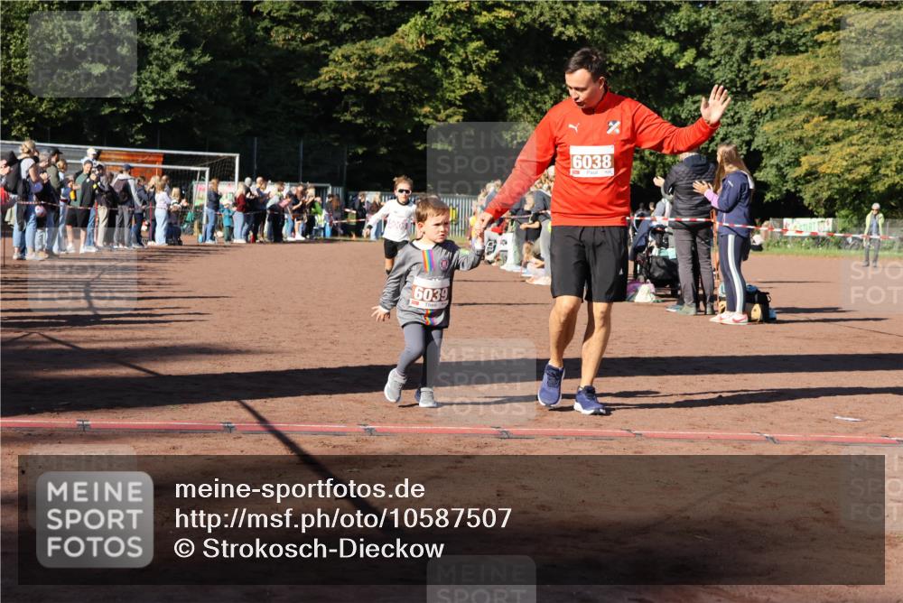 27.09.2026 - 35. Volkslauf durch das schöne Alstertal Strokosch-Dieckow http://msf.ph/oto/10587507 27.09.2026 10:44:32 Ziel 5005, 6039, 6038, 5003, 5005, 5032 meine-sportfotos.de