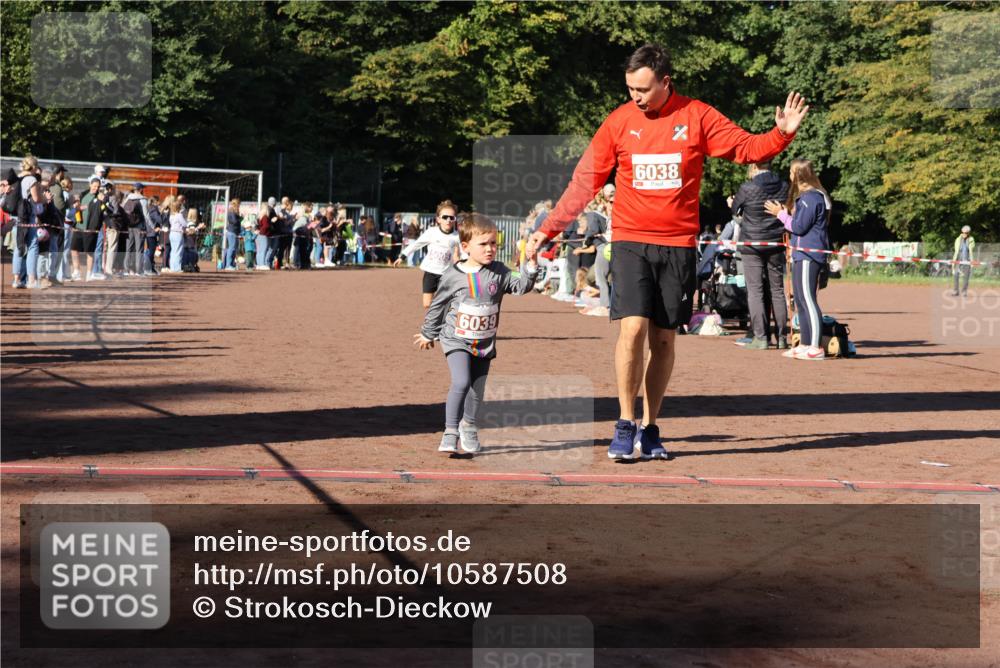 27.09.2026 - 35. Volkslauf durch das schöne Alstertal Strokosch-Dieckow http://msf.ph/oto/10587508 27.09.2026 10:44:32 Ziel 6039, 6038, 5003, 5005, 5032 meine-sportfotos.de