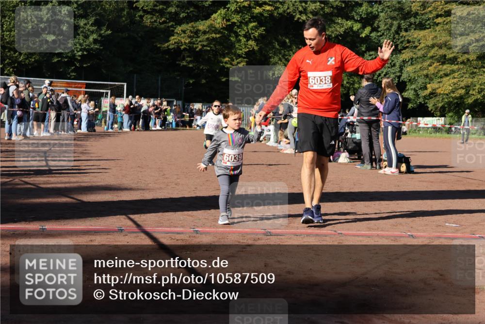 27.09.2026 - 35. Volkslauf durch das schöne Alstertal Strokosch-Dieckow http://msf.ph/oto/10587509 27.09.2026 10:44:32 Ziel 5005, 6039, 6038, 5003, 5005, 5032 meine-sportfotos.de