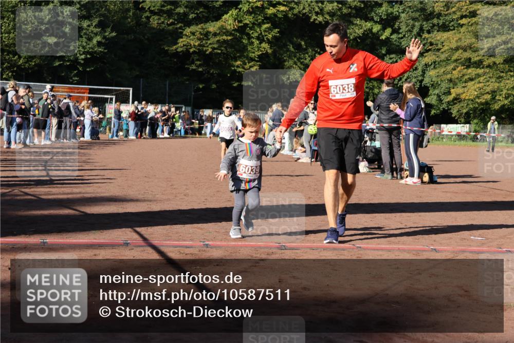 27.09.2026 - 35. Volkslauf durch das schöne Alstertal Strokosch-Dieckow http://msf.ph/oto/10587511 27.09.2026 10:44:33 Ziel 6039, 6038, 5003, 5005, 5032 meine-sportfotos.de