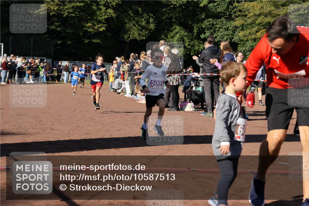 27.09.2026 - 35. Volkslauf durch das schöne Alstertal Strokosch-Dieckow http://msf.ph/oto/10587513 27.09.2026 10:44:35 Ziel 5005, 5003, 5005, 5032 meine-sportfotos.de