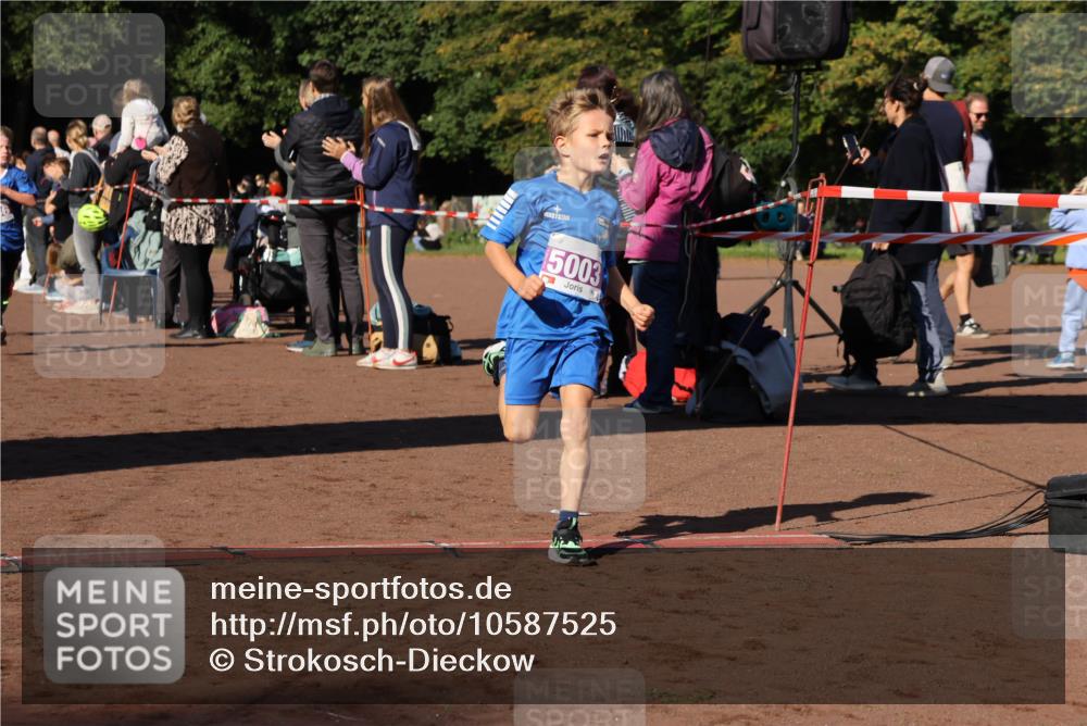 27.09.2026 - 35. Volkslauf durch das schöne Alstertal Strokosch-Dieckow http://msf.ph/oto/10587525 27.09.2026 10:44:42 Ziel 5003, 5003, 5020, 5036, 5043, 5982 meine-sportfotos.de