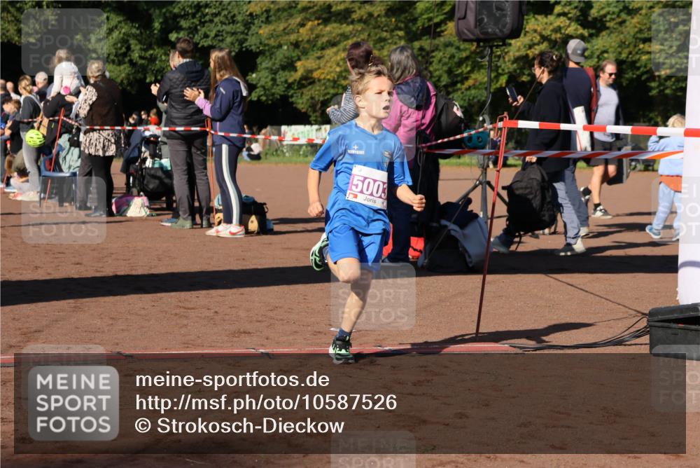 27.09.2026 - 35. Volkslauf durch das schöne Alstertal Strokosch-Dieckow http://msf.ph/oto/10587526 27.09.2026 10:44:42 Ziel 5003, 5003, 5020, 5036, 5043, 5982 meine-sportfotos.de