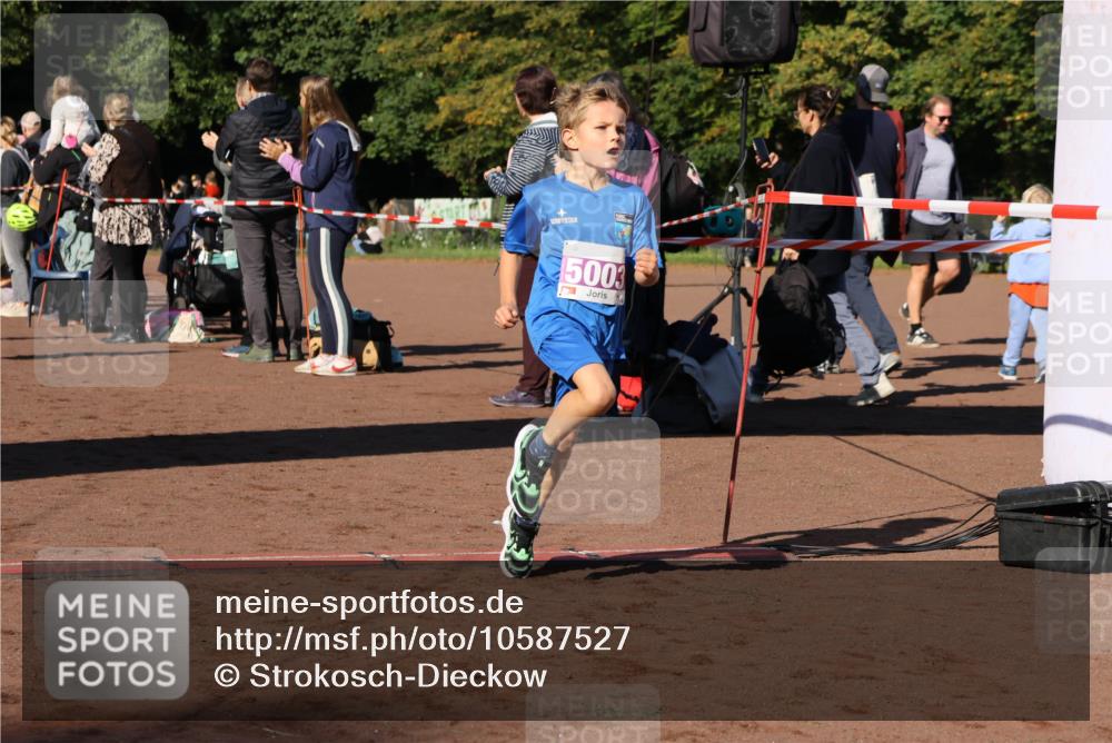 27.09.2026 - 35. Volkslauf durch das schöne Alstertal Strokosch-Dieckow http://msf.ph/oto/10587527 27.09.2026 10:44:42 Ziel 5003, 5003, 5020, 5036, 5043, 5982 meine-sportfotos.de