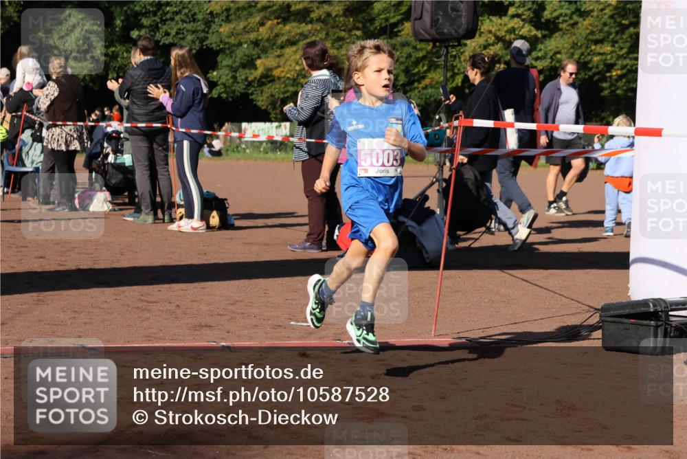 27.09.2026 - 35. Volkslauf durch das schöne Alstertal Strokosch-Dieckow http://msf.ph/oto/10587528 27.09.2026 10:44:42 Ziel 5003, 5003, 5020, 5036, 5043, 5982 meine-sportfotos.de