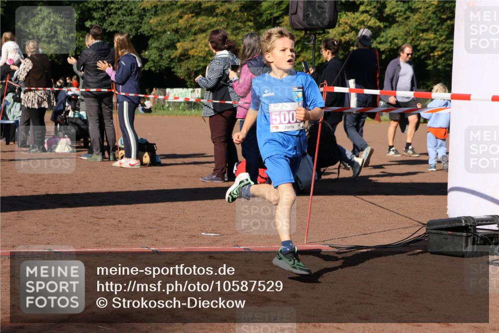 27.09.2026 - 35. Volkslauf durch das schöne Alstertal Strokosch-Dieckow http://msf.ph/oto/10587529 27.09.2026 10:44:42 Ziel 500, 5003, 5020, 5036, 5043, 5982 meine-sportfotos.de