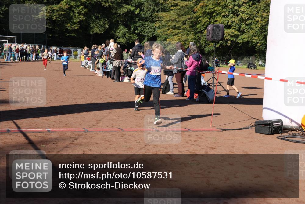 27.09.2026 - 35. Volkslauf durch das schöne Alstertal Strokosch-Dieckow http://msf.ph/oto/10587531 27.09.2026 10:44:45 Ziel 5036, 5020, 5036, 5043, 5982 meine-sportfotos.de