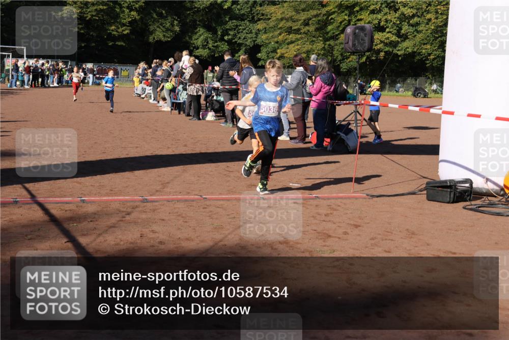 27.09.2026 - 35. Volkslauf durch das schöne Alstertal Strokosch-Dieckow http://msf.ph/oto/10587534 27.09.2026 10:44:45 Ziel 5036, 5020, 5036, 5043, 5982 meine-sportfotos.de
