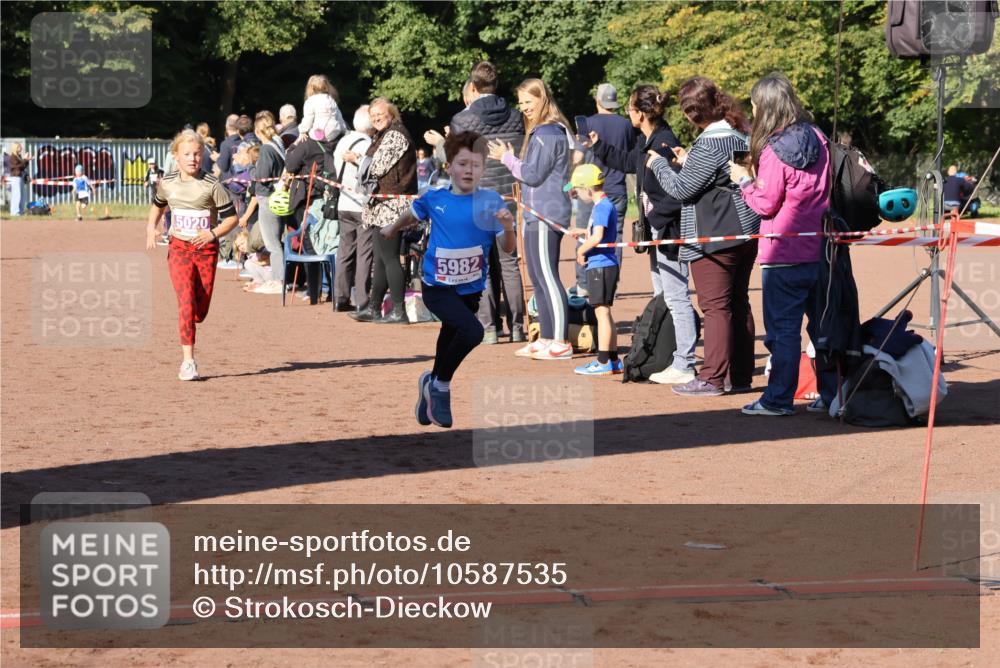 27.09.2026 - 35. Volkslauf durch das schöne Alstertal Strokosch-Dieckow http://msf.ph/oto/10587535 27.09.2026 10:44:48 Ziel 5020, 5982, 5020, 5036, 5043, 5047, 5982 meine-sportfotos.de