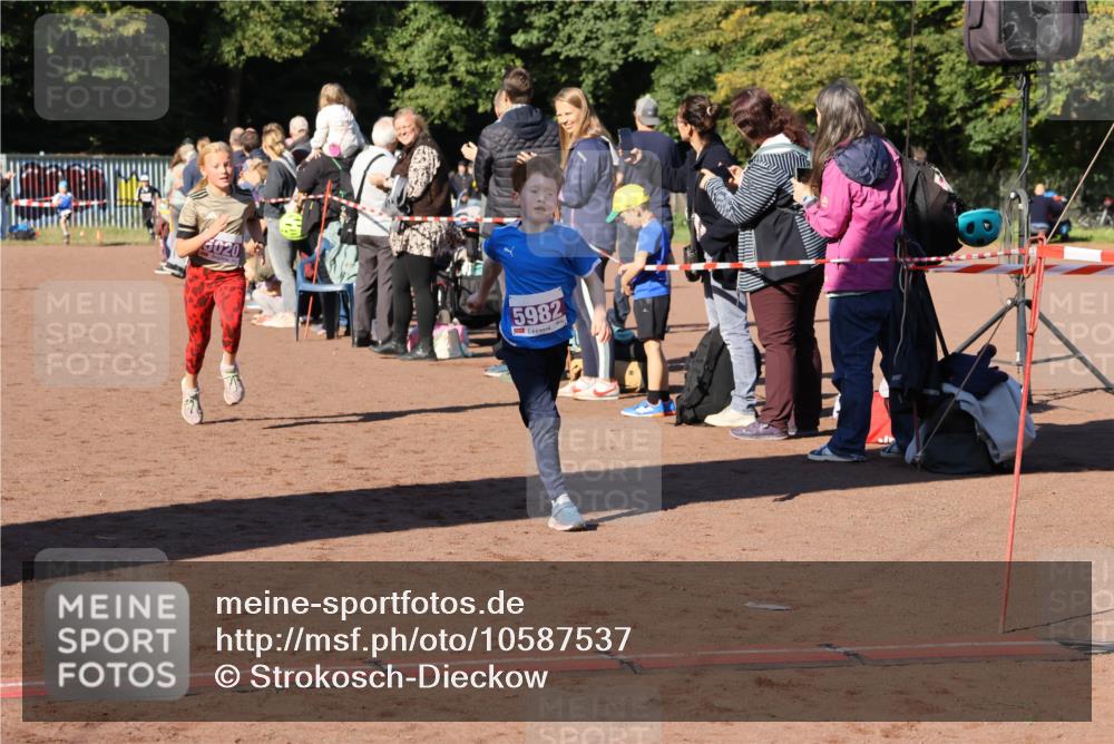 27.09.2026 - 35. Volkslauf durch das schöne Alstertal Strokosch-Dieckow http://msf.ph/oto/10587537 27.09.2026 10:44:48 Ziel 6020, 5982, 5020, 5036, 5043, 5047, 5982 meine-sportfotos.de