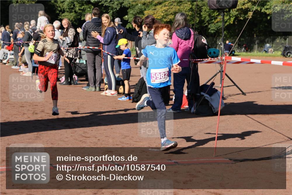 27.09.2026 - 35. Volkslauf durch das schöne Alstertal Strokosch-Dieckow http://msf.ph/oto/10587540 27.09.2026 10:44:49 Ziel 020, 5982, 5020, 5047, 5982 meine-sportfotos.de