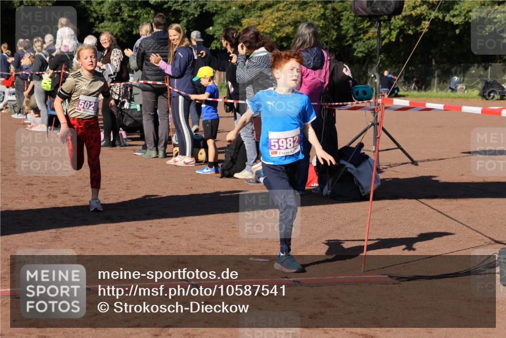 27.09.2026 - 35. Volkslauf durch das schöne Alstertal Strokosch-Dieckow http://msf.ph/oto/10587541 27.09.2026 10:44:49 Ziel 45020, 5982, 5020, 5047, 5982 meine-sportfotos.de