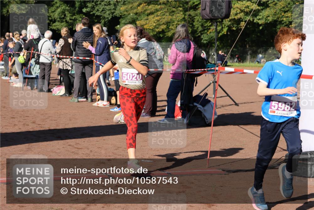 27.09.2026 - 35. Volkslauf durch das schöne Alstertal Strokosch-Dieckow http://msf.ph/oto/10587543 27.09.2026 10:44:50 Ziel 5020, 5982, 5020, 5047, 5982 meine-sportfotos.de