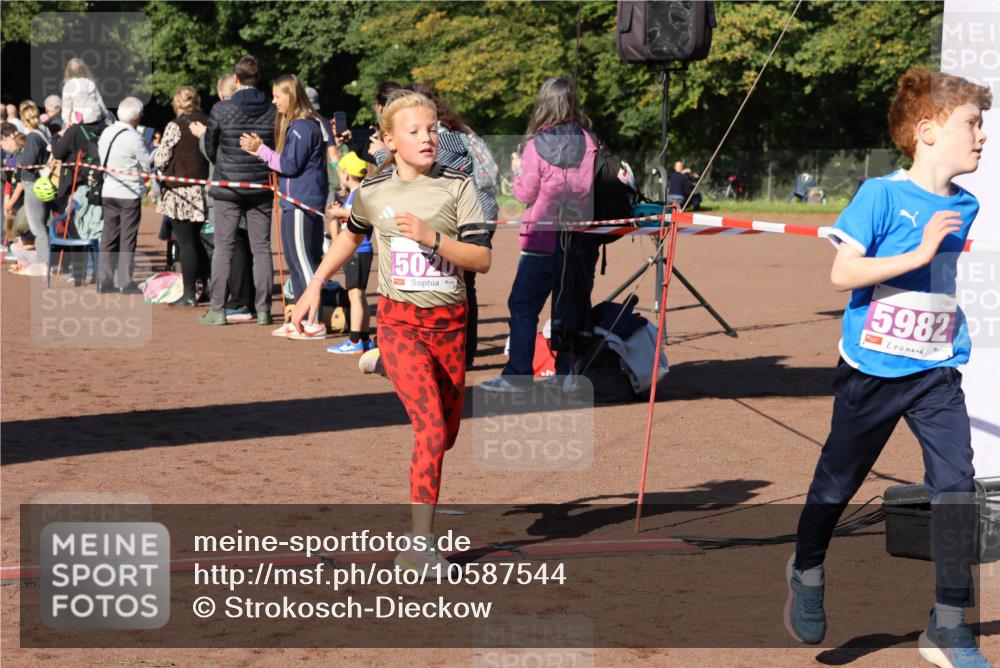 27.09.2026 - 35. Volkslauf durch das schöne Alstertal Strokosch-Dieckow http://msf.ph/oto/10587544 27.09.2026 10:44:50 Ziel 5020, 5982, 5020, 5047, 5982 meine-sportfotos.de