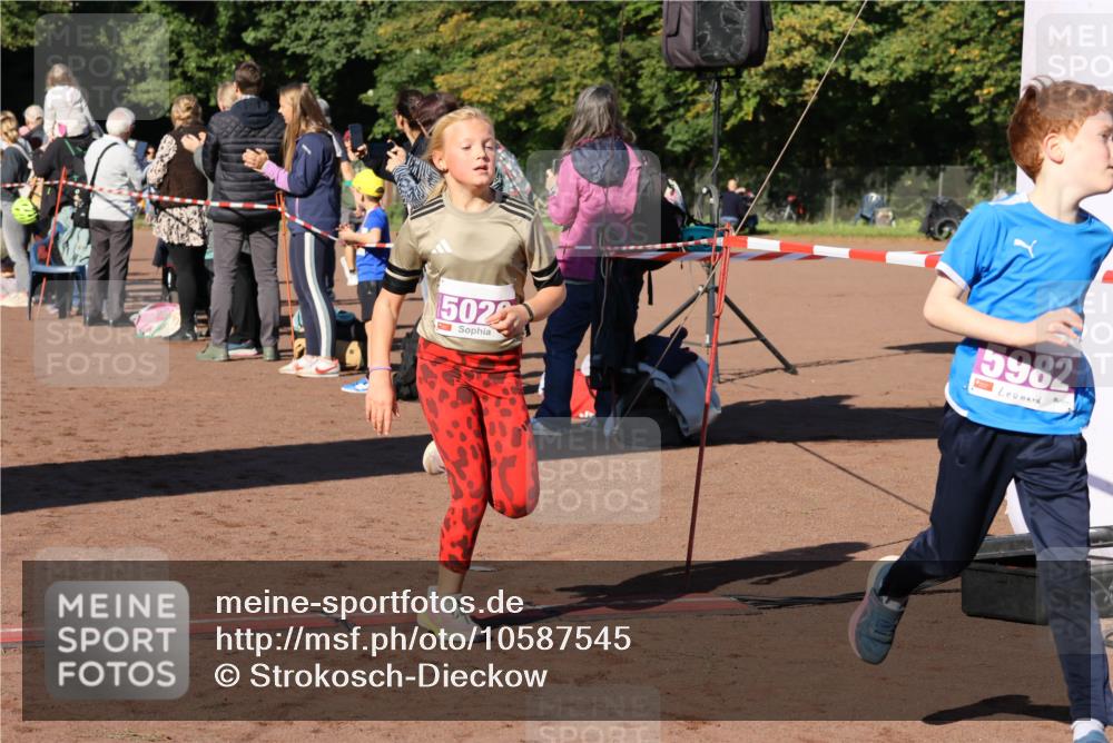 27.09.2026 - 35. Volkslauf durch das schöne Alstertal Strokosch-Dieckow http://msf.ph/oto/10587545 27.09.2026 10:44:50 Ziel 502, 5982, 5020, 5047, 5982 meine-sportfotos.de