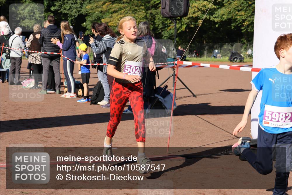 27.09.2026 - 35. Volkslauf durch das schöne Alstertal Strokosch-Dieckow http://msf.ph/oto/10587547 27.09.2026 10:44:50 Ziel 15020, 5982, 5020, 5047, 5982 meine-sportfotos.de