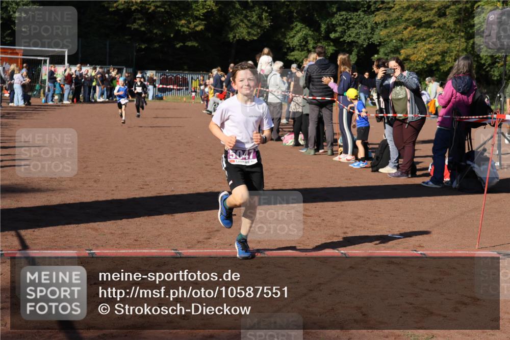27.09.2026 - 35. Volkslauf durch das schöne Alstertal Strokosch-Dieckow http://msf.ph/oto/10587551 27.09.2026 10:44:57 Ziel 5047, 5046, 5047, 5970 meine-sportfotos.de