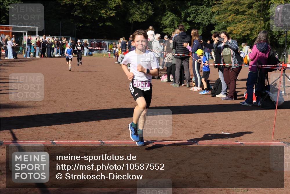 27.09.2026 - 35. Volkslauf durch das schöne Alstertal Strokosch-Dieckow http://msf.ph/oto/10587552 27.09.2026 10:44:57 Ziel 5047, 5046, 5047, 5970 meine-sportfotos.de