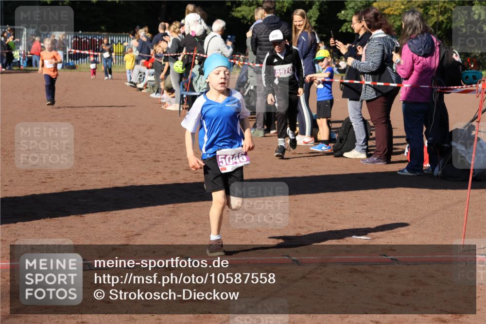27.09.2026 - 35. Volkslauf durch das schöne Alstertal Strokosch-Dieckow http://msf.ph/oto/10587558 27.09.2026 10:45:04 Ziel 5046, 5970, 5006, 5046, 5970 meine-sportfotos.de
