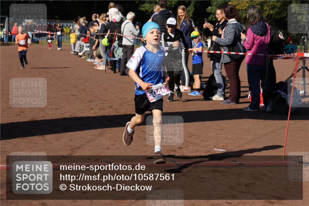 27.09.2026 - 35. Volkslauf durch das schöne Alstertal Strokosch-Dieckow http://msf.ph/oto/10587561 27.09.2026 10:45:04 Ziel 5046, 1, 5006, 5046, 5970 meine-sportfotos.de