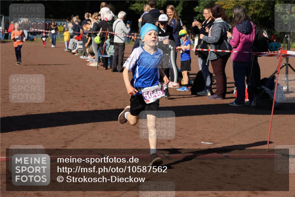 27.09.2026 - 35. Volkslauf durch das schöne Alstertal Strokosch-Dieckow http://msf.ph/oto/10587562 27.09.2026 10:45:04 Ziel 50, 5046, 5006, 5046, 5970 meine-sportfotos.de