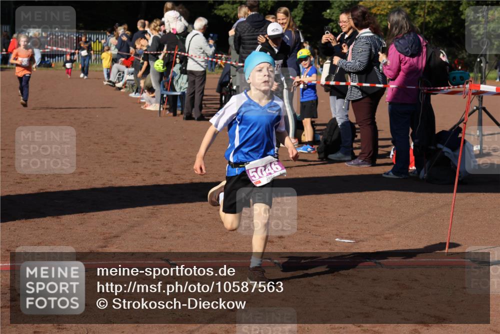 27.09.2026 - 35. Volkslauf durch das schöne Alstertal Strokosch-Dieckow http://msf.ph/oto/10587563 27.09.2026 10:45:04 Ziel 70, 5046, 5006, 5046, 5970 meine-sportfotos.de
