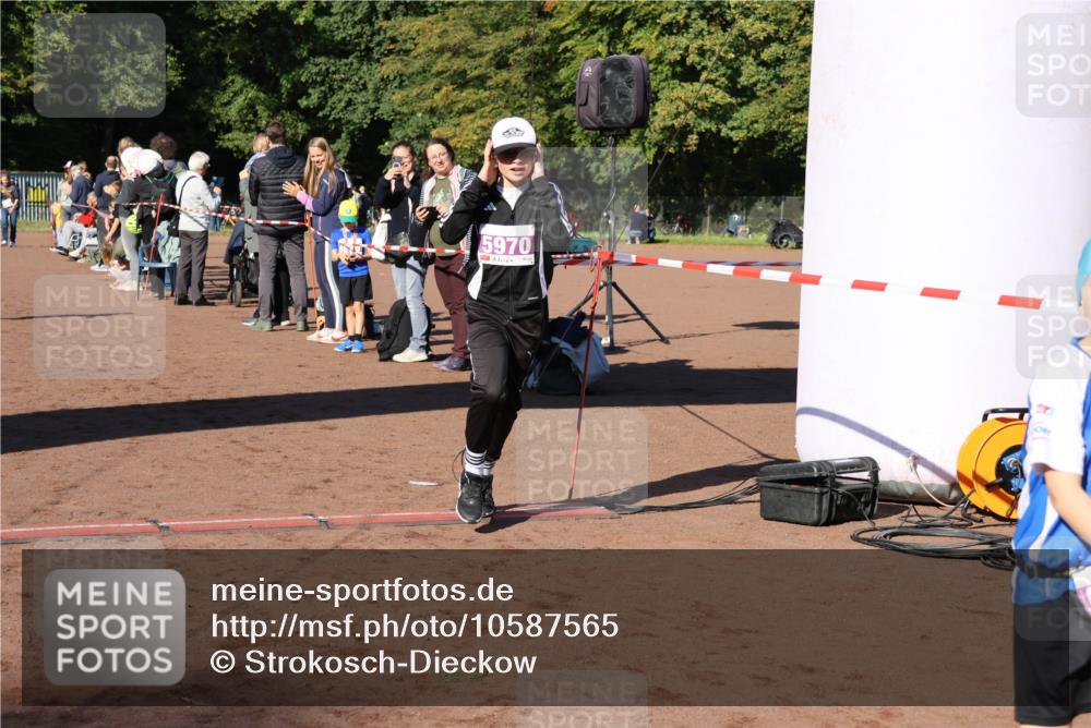 27.09.2026 - 35. Volkslauf durch das schöne Alstertal Strokosch-Dieckow http://msf.ph/oto/10587565 27.09.2026 10:45:07 Ziel 5970, 5006, 5046, 5970 meine-sportfotos.de