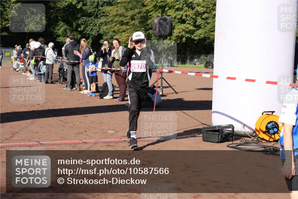 27.09.2026 - 35. Volkslauf durch das schöne Alstertal Strokosch-Dieckow http://msf.ph/oto/10587566 27.09.2026 10:45:07 Ziel 5970, 5006, 5046, 5970 meine-sportfotos.de