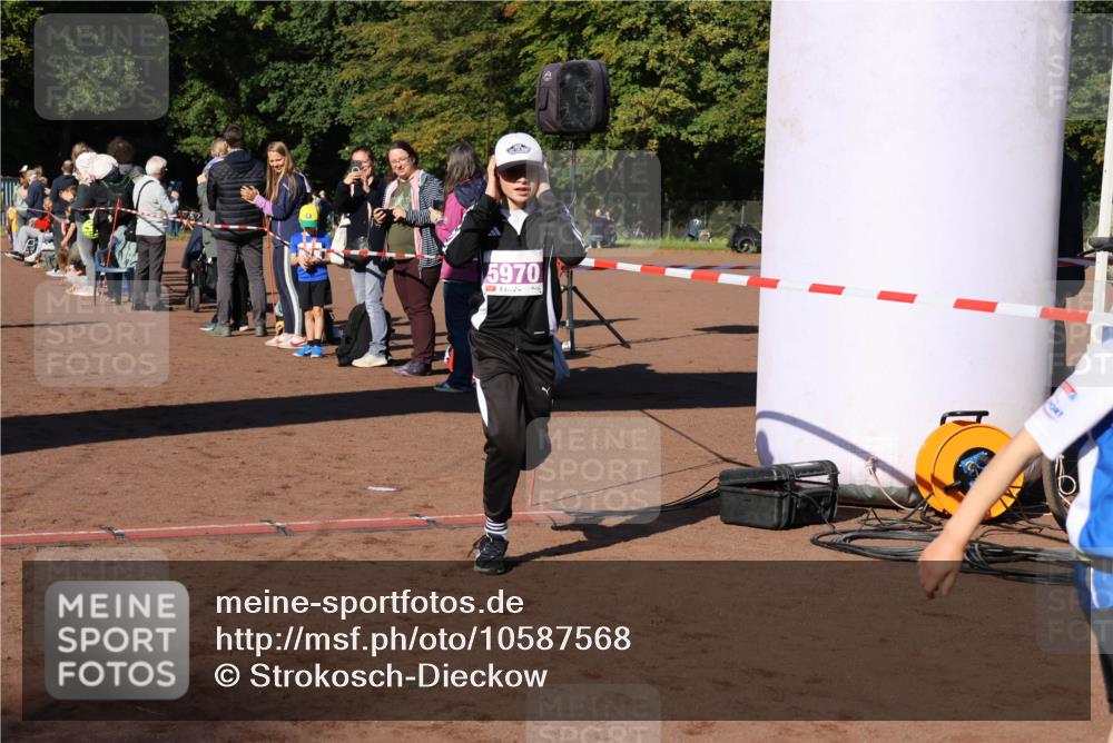 27.09.2026 - 35. Volkslauf durch das schöne Alstertal Strokosch-Dieckow http://msf.ph/oto/10587568 27.09.2026 10:45:07 Ziel 5970, 5006, 5046, 5970 meine-sportfotos.de