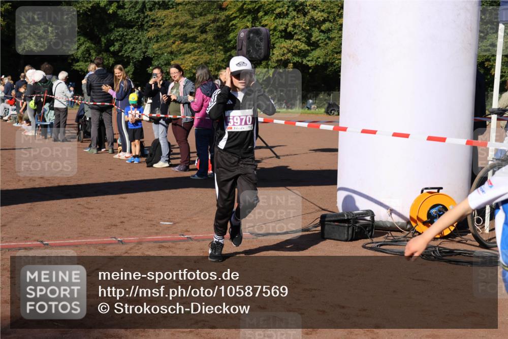 27.09.2026 - 35. Volkslauf durch das schöne Alstertal Strokosch-Dieckow http://msf.ph/oto/10587569 27.09.2026 10:45:07 Ziel 5970, 5006, 5046, 5970 meine-sportfotos.de