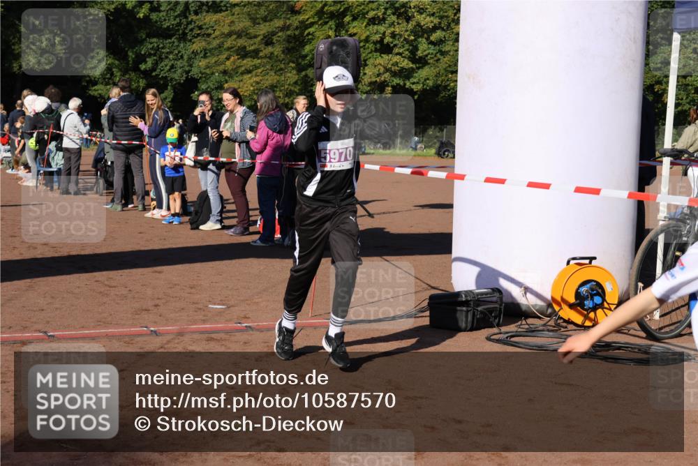 27.09.2026 - 35. Volkslauf durch das schöne Alstertal Strokosch-Dieckow http://msf.ph/oto/10587570 27.09.2026 10:45:07 Ziel 5970, 5006, 5046, 5970 meine-sportfotos.de