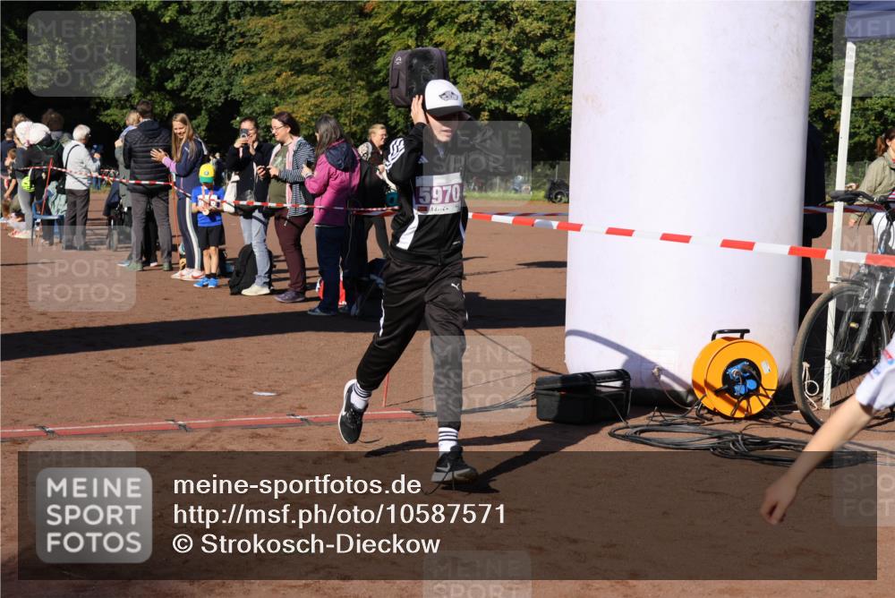 27.09.2026 - 35. Volkslauf durch das schöne Alstertal Strokosch-Dieckow http://msf.ph/oto/10587571 27.09.2026 10:45:07 Ziel 5970, 5006, 5046, 5970 meine-sportfotos.de