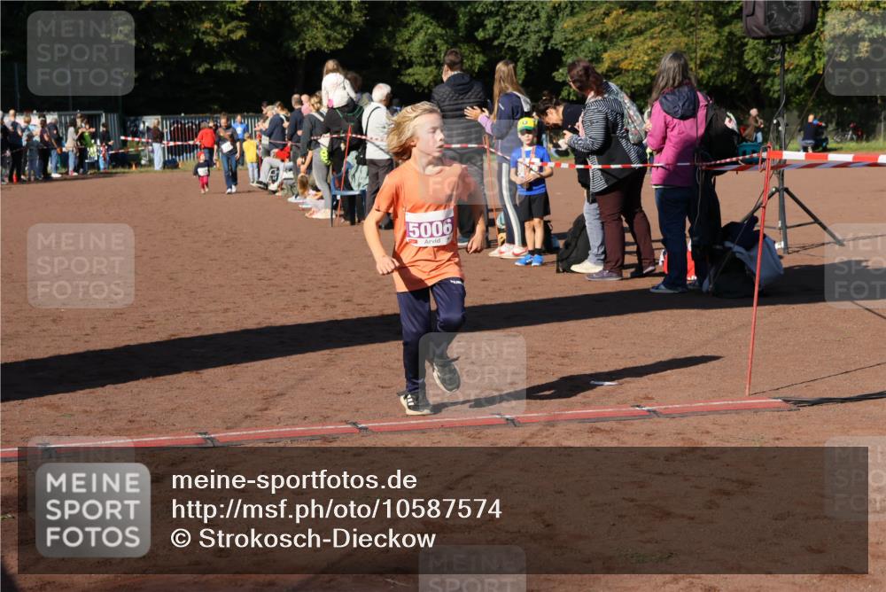 27.09.2026 - 35. Volkslauf durch das schöne Alstertal Strokosch-Dieckow http://msf.ph/oto/10587574 27.09.2026 10:45:11 Ziel 5006, 5006 meine-sportfotos.de