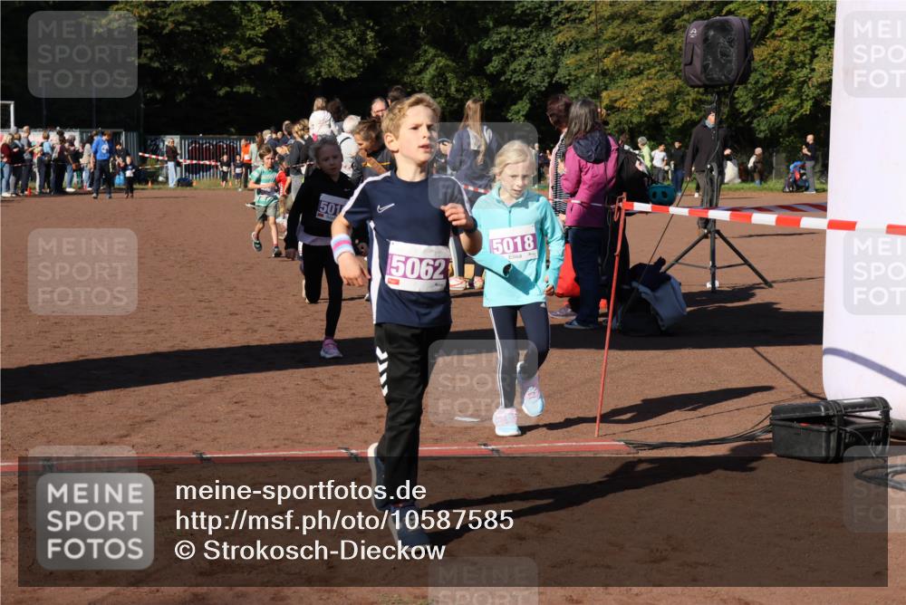 27.09.2026 - 35. Volkslauf durch das schöne Alstertal Strokosch-Dieckow http://msf.ph/oto/10587585 27.09.2026 10:45:29 Ziel 501, 5062, 15018, 5017, 5018, 5060, 5062 meine-sportfotos.de