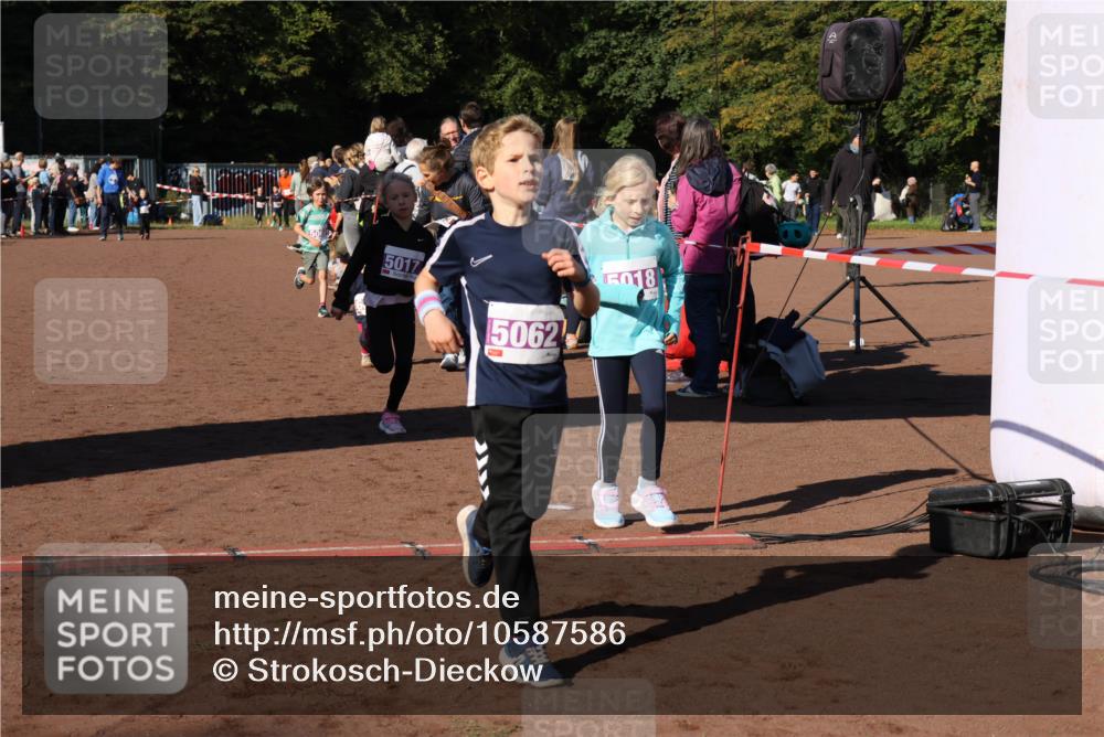 27.09.2026 - 35. Volkslauf durch das schöne Alstertal Strokosch-Dieckow http://msf.ph/oto/10587586 27.09.2026 10:45:29 Ziel 5017, 5062, 018, 5017, 5018, 5060, 5062 meine-sportfotos.de