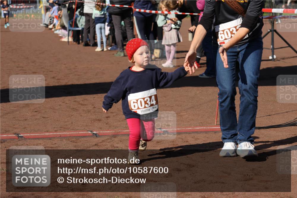27.09.2026 - 35. Volkslauf durch das schöne Alstertal Strokosch-Dieckow http://msf.ph/oto/10587600 27.09.2026 10:45:36 Ziel 6034, 603, 5030, 5060 meine-sportfotos.de