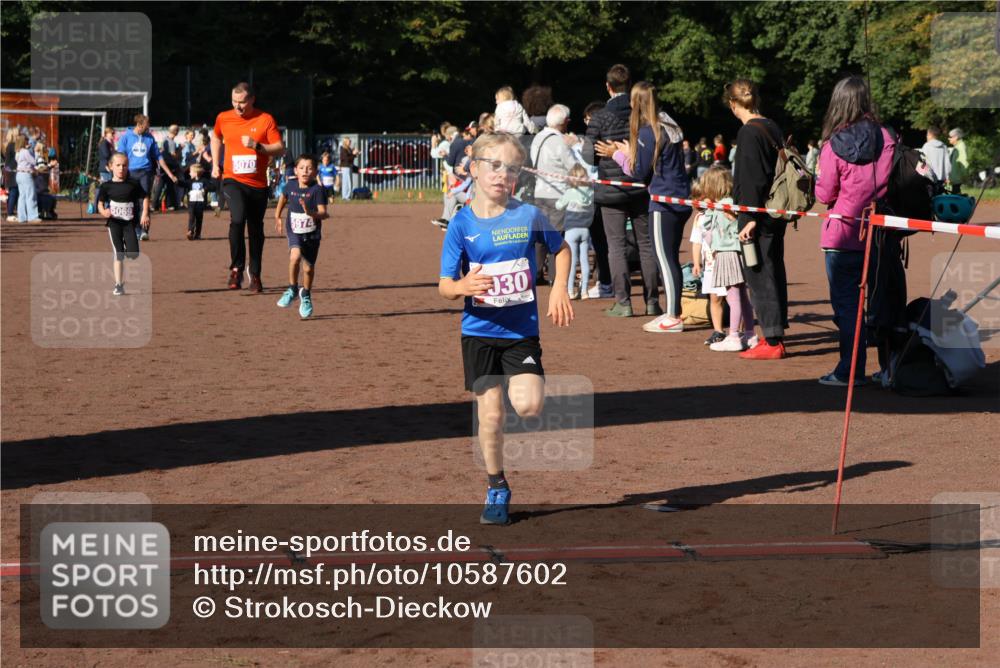 27.09.2026 - 35. Volkslauf durch das schöne Alstertal Strokosch-Dieckow http://msf.ph/oto/10587602 27.09.2026 10:45:43 Ziel 5069, 5070, 5974, 030, 5030, 5069, 5070, 5974 meine-sportfotos.de
