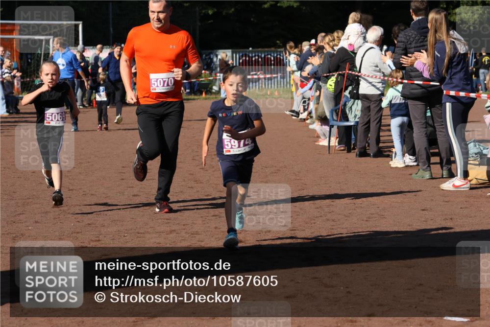 27.09.2026 - 35. Volkslauf durch das schöne Alstertal Strokosch-Dieckow http://msf.ph/oto/10587605 27.09.2026 10:45:45 Ziel 5069, 5070, 5974, 5030, 5031, 5069, 5070, 5974 meine-sportfotos.de