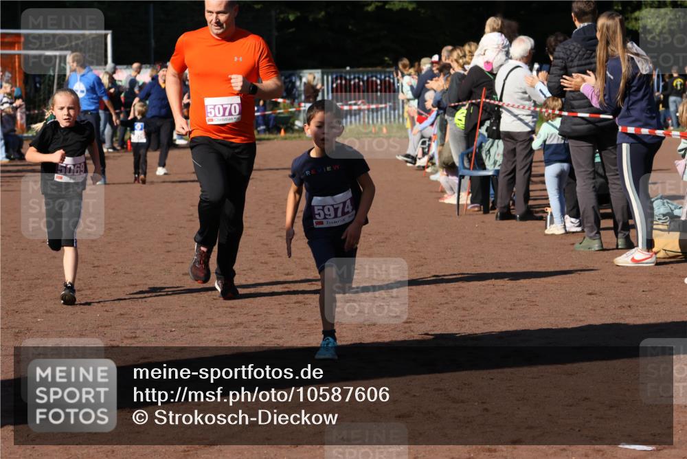 27.09.2026 - 35. Volkslauf durch das schöne Alstertal Strokosch-Dieckow http://msf.ph/oto/10587606 27.09.2026 10:45:45 Ziel 5069, 5070, 5974, 5030, 5031, 5069, 5070, 5974 meine-sportfotos.de