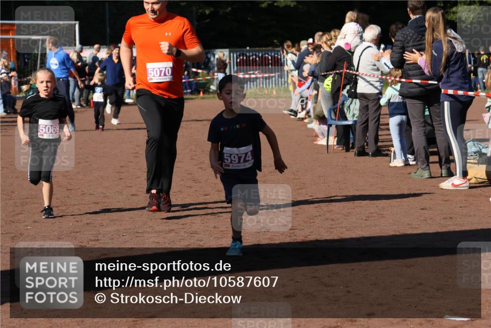 27.09.2026 - 35. Volkslauf durch das schöne Alstertal Strokosch-Dieckow http://msf.ph/oto/10587607 27.09.2026 10:45:45 Ziel 5069, 5070, 5974, 5030, 5031, 5069, 5070, 5974 meine-sportfotos.de