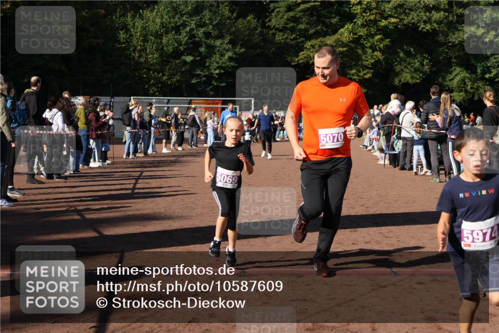 27.09.2026 - 35. Volkslauf durch das schöne Alstertal Strokosch-Dieckow http://msf.ph/oto/10587609 27.09.2026 10:45:47 Ziel 5069, 5070, 5974, 5031, 5069, 5070, 5974 meine-sportfotos.de