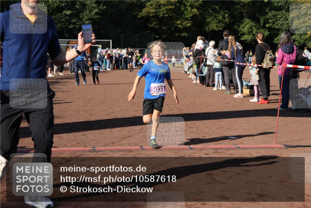 27.09.2026 - 35. Volkslauf durch das schöne Alstertal Strokosch-Dieckow http://msf.ph/oto/10587618 27.09.2026 10:45:54 Ziel 5031, 5031, 5068, 5075 meine-sportfotos.de