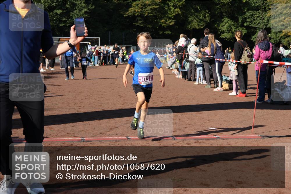 27.09.2026 - 35. Volkslauf durch das schöne Alstertal Strokosch-Dieckow http://msf.ph/oto/10587620 27.09.2026 10:45:54 Ziel 5031, 5031, 5068, 5075 meine-sportfotos.de