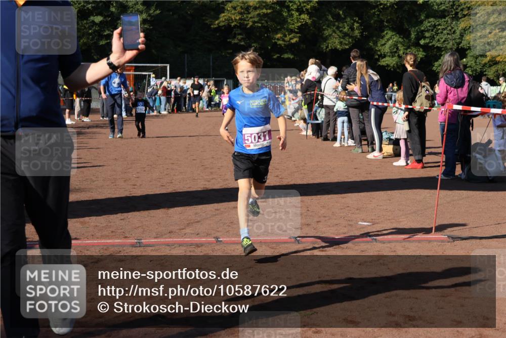 27.09.2026 - 35. Volkslauf durch das schöne Alstertal Strokosch-Dieckow http://msf.ph/oto/10587622 27.09.2026 10:45:54 Ziel 5031, 5031, 5068, 5075 meine-sportfotos.de