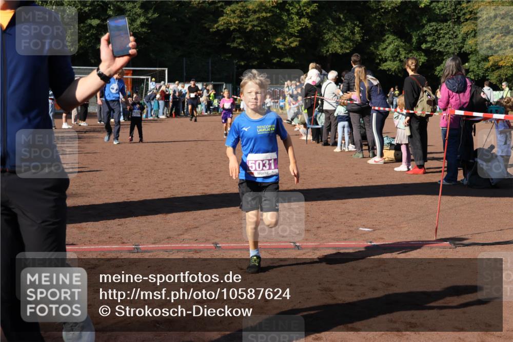 27.09.2026 - 35. Volkslauf durch das schöne Alstertal Strokosch-Dieckow http://msf.ph/oto/10587624 27.09.2026 10:45:55 Ziel 5031, 5031, 5068, 5075 meine-sportfotos.de