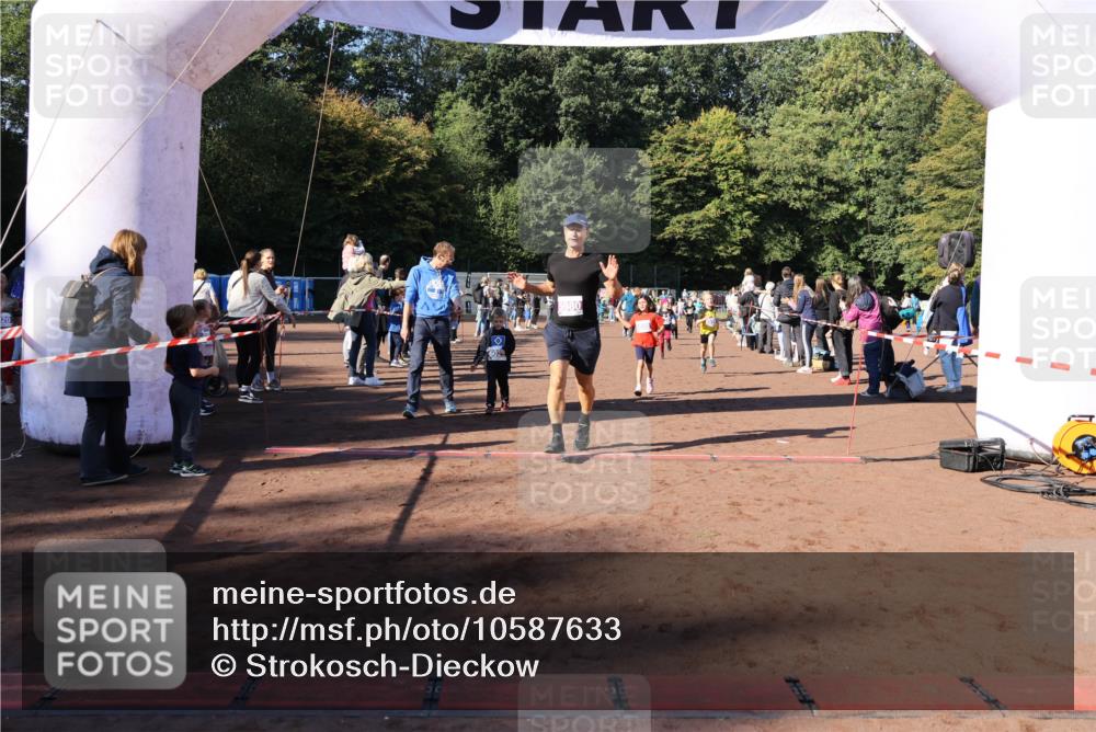 27.09.2026 - 35. Volkslauf durch das schöne Alstertal Strokosch-Dieckow http://msf.ph/oto/10587633 27.09.2026 10:46:08 Ziel 5980, 5019, 5022, 5038, 5039, 5045, 5074, 5980 meine-sportfotos.de