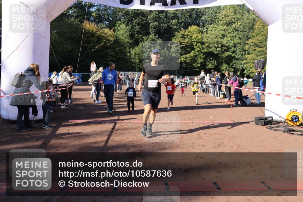 27.09.2026 - 35. Volkslauf durch das schöne Alstertal Strokosch-Dieckow http://msf.ph/oto/10587636 27.09.2026 10:46:09 Ziel 6026, 5980, 5038, 5019, 5022, 5023, 5038, 5039, 5045, 5074, 5980 meine-sportfotos.de