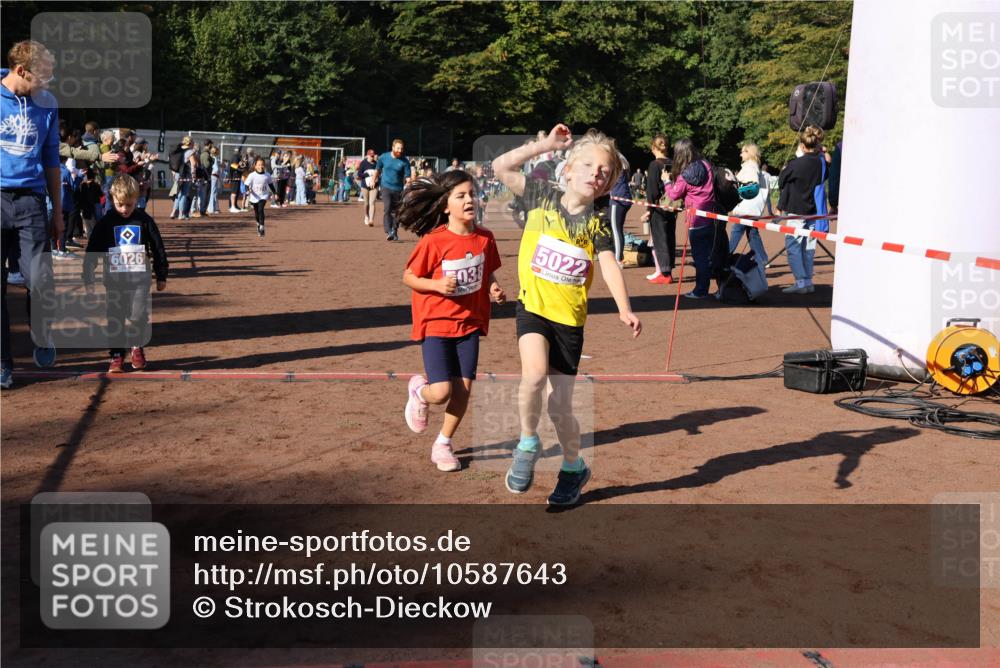 27.09.2026 - 35. Volkslauf durch das schöne Alstertal Strokosch-Dieckow http://msf.ph/oto/10587643 27.09.2026 10:46:11 Ziel 6026, 038, 5022, 5019, 5022, 5023, 5029, 5038, 5039, 5045, 5051, 5074, 5975, 5980 meine-sportfotos.de